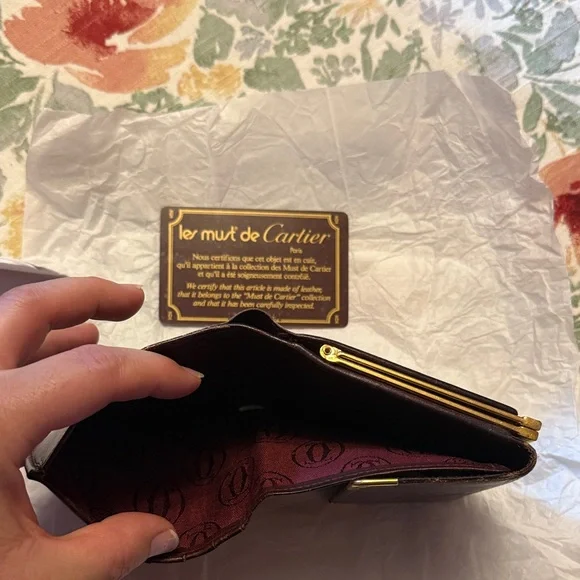 Pre-Loved Cartier Les Must Line burgundy Leather Wallet with KISS Lock Coin - Picture 7 of 16